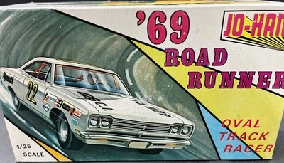 Johan Gc-2200 1969 Plymouth Road Runner vintage Model KIT 1/25 McM NO DECALS. - Image 1 of 3