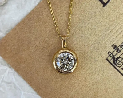 Collar colgante con bisel de diamantes cultivados en laboratorio VS1 de corte redondo de 1 quilate de oro amarillo de 14 quilates de 16 pulgadas Foto 1 de 4