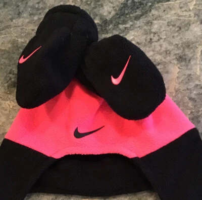 NIÑAS INFANTILES NIKE SWOOSH Rosa y Negro Vellón Sombrero/Mitón Conjunto NUEVO CON ETIQUETAS Foto 1 de 4