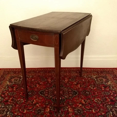 Antique Pembroke table in very good condition Cover