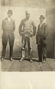 Postal Sikh Man with two Men in Traits (1910) Sikhs RPPC - Imagen 1 de 2