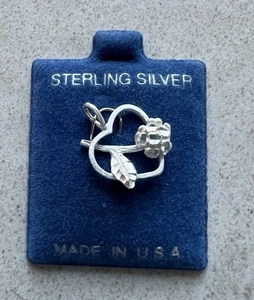 Sterling Silber Herz Blume Anhänger Charm auf Original Karte matt Ton Vintage H4 - Bild 1 von 6
