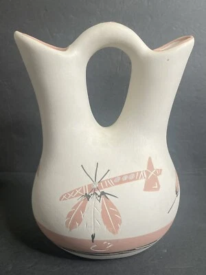 Jarrón de boda de doble caño de cerámica Desert Pueblo pluma de arcilla grabada blanco y rosa Foto 1 de 4
