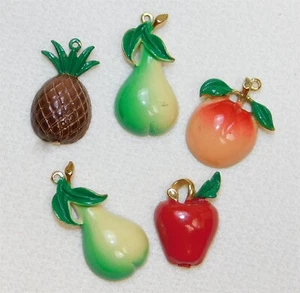 Juego de 5 Dijes Colgantes Collar Esmalte Dorado Frutas Pera Melocotón Manzana Piña - Imagen 1 de 3