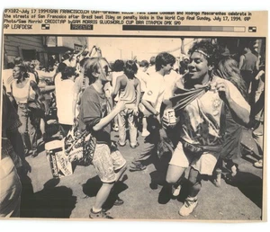 Copa Mundial FÚTBOL Brasileños Celebran Victoria SAN FRANCISCO 1994 Prensa LaserPhoto - Imagen 1 de 2