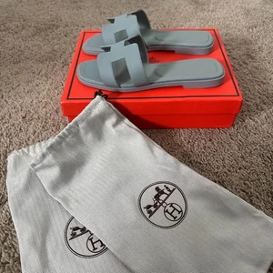 BRANDNEUE HERMES Oran Sandalen / 38 / Gris Antarktique - Bild 1 von 4