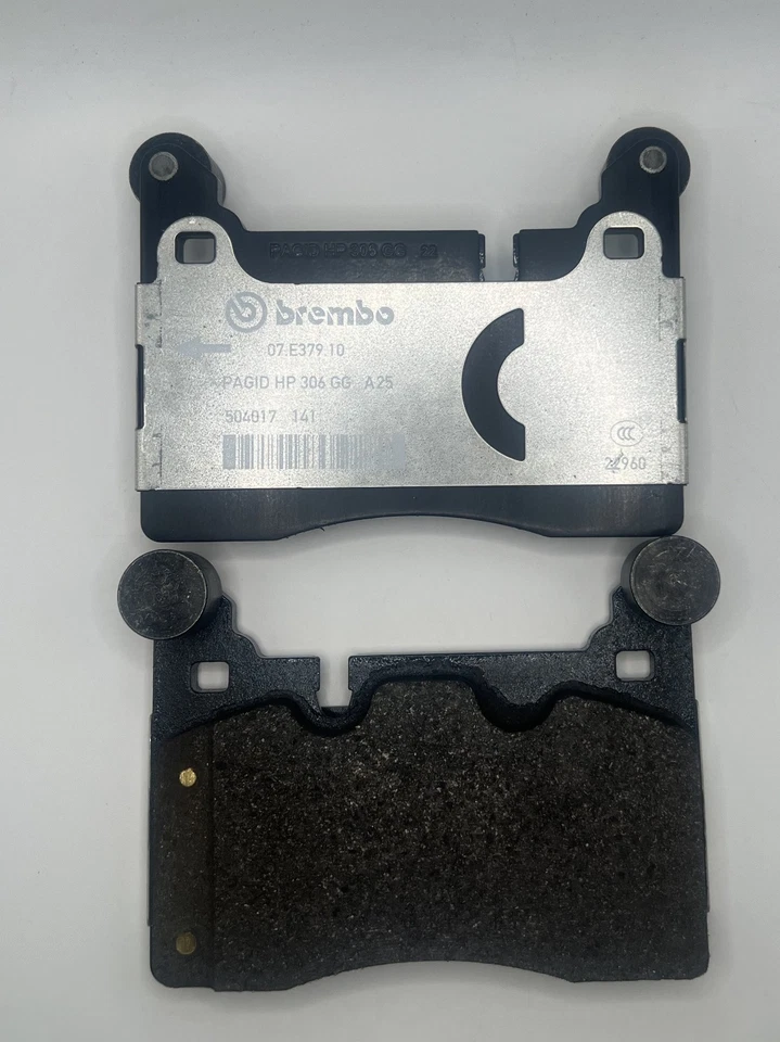 Conjunto de pastilhas de freio traseiras de aço Aston Martin DB11 / Vantage - Imagem 1 de 4