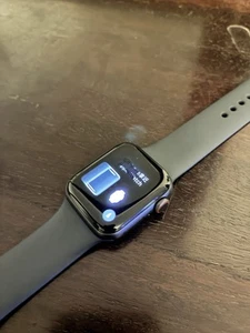 Apple Watch SE 1ère génération 40 mm aluminium noir A2353 débloqué - Photo 1 sur 8