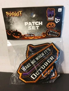 Spirit Halloween Patch Set di 4 Esclusive Iron On Wake Me When it’s Ottobre Nuove - Foto 1 di 4