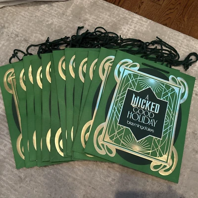 Bloomingdale’s 2024 WICKED GOOD HOLIDAY Bolsa de Regalo de Papel Vacía Compras Foto 1 de 4