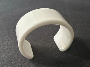 Vintage klobiges breites weißes Plexiglas Manschettenarmband/Retro/Statement - Bild 1 von 9