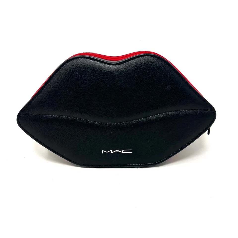 Caja con forma de labios MAC - Estuche grande de cosméticos - Cuero sintético negro con cremallera roja Foto 1 de 4