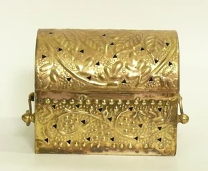 Joyero vintage de latón martillado armada cofre del tesoro abovedado perforado - Imagen 1 de 4