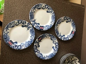 CHURCHILL ENGLAND 4 NEUE BLAUE BLUMEN SALAT-/MITTAGESSENSTELLER SCHMETTERLINGE & BLÜTEN - Bild 1 von 3