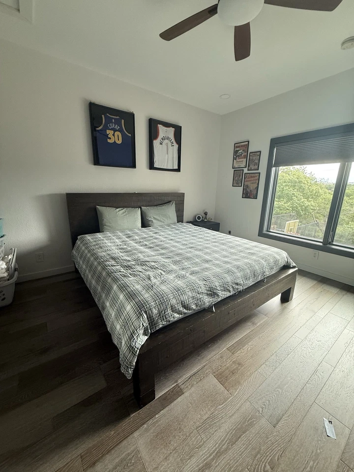 CAMA KING WEST ELM con cabecera de nogal oscuro y colchón blanco Foto 1 de 4