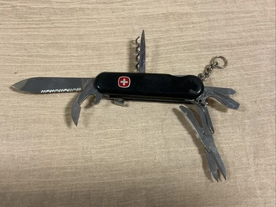 Navaja suiza Wenger Delemont Ranger de colección negra hoja de 2 1/4" Foto 1 de 4