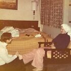 JG Fotografie süßes Paar Mann reibt Reiben Frauen Füße Hotel Zimmer Handtuch auf dem Kopf