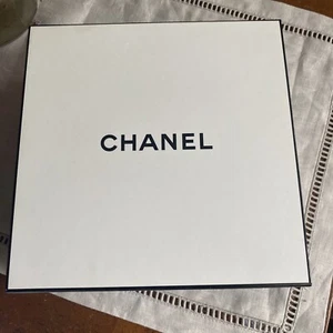 Chanel Signature Square White Geschenkbox Authentic 8.5” x8.5” x 3.75” Gebraucht - Bild 1 von 5