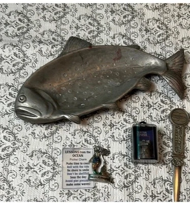 Anillos de servilleta de remache náutico de peces de peltre firmados de colección decoración de mesa Foto 1 de 4