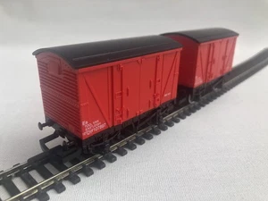 2 x Hornby R045 calibre OO BR 12T herramientas ventiladas furgonetas Eastleigh DW107897 rojo en muy buena condición - Imagen 1 de 12