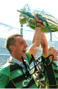NORTHAMPTON SAINTS & ENGLAND RUGBY: FOTO TROFEO 6x4 firmada por Alex Mitchell + certificado de autenticidad - Imagen 1 de 1