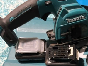 Makita 12v Circular Saw 3 3/8” - 4 amp & 2 amp 12 Volt Batteries W/ Charger - Picture 1 of 5