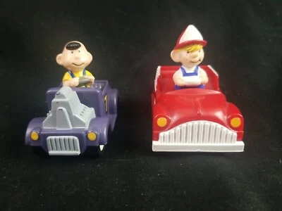 Camión de bomberos retrocede coche niño #1 y coche de carreras juguete niño joven #2  Foto 1 de 4