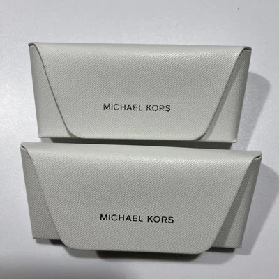 2 estuches. Estuche pequeño para gafas de sol/gafas Michael Kors de cuero blanco Foto 1 de 4