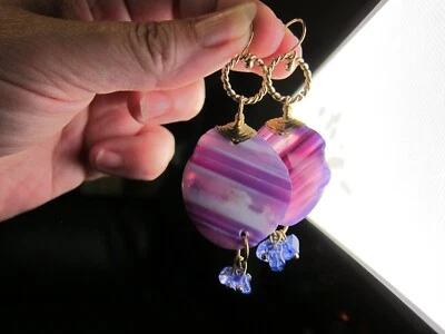 Hermosos pendientes colgantes de 3" teñidos de púrpura rebanada de ágata tono dorado y cuentas de vidrio Foto 1 de 3