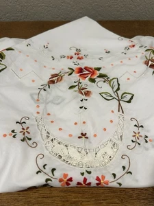 Mesa redonda bordada a mano 72” X 72” encaje floral 8 servilletas bordes festoneados - Imagen 1 de 9