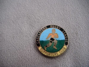 VINTAGE CASTLEFORD RUGBY LEAGUE SUPPORTERS CLUB ENAMEL BADGE - Picture 1 of 6