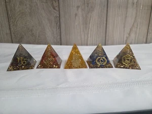 CRISTALLI PIRAMIDALI, colorati, simboli oro, lotto di 5, orgone? piani a spirale GRUPPO #6 - Foto 1 di 22