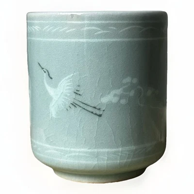 Taza de té coreana Celadon grúa y nube con incrustaciones de jade verde esmalte craquelado de colección Foto 1 de 4