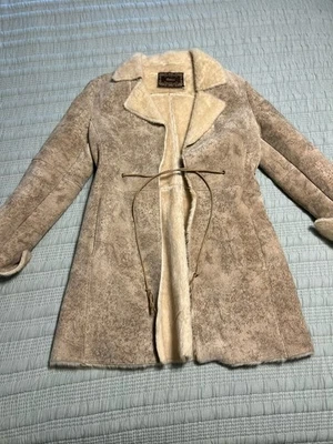 Abrigo de cuero de gamuza tostado Guess de colección con forro de piel sintética cinturón ajustable Y2K talla M Foto 1 de 4