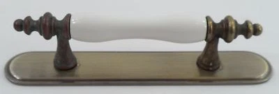  Porcelana blanca y latón antiguo acabado puerta armario tocador cajón tirador manija Foto 1 de 4