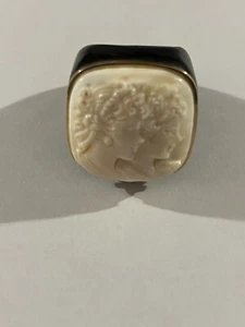 anello in ebano con montatura in oro e cammeo, pezzo unico, torre del greco - Foto 1 di 6