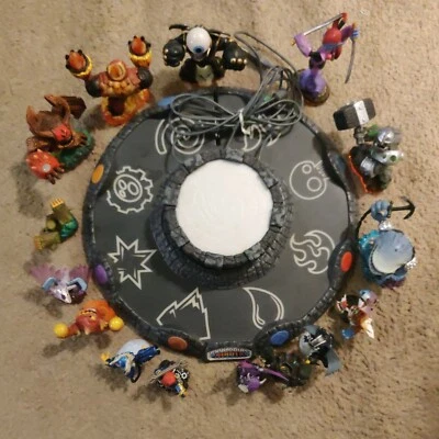 Base portal Skylanders Giants Battle Arena con estatuillas y cargador para piezas Foto 1 de 4
