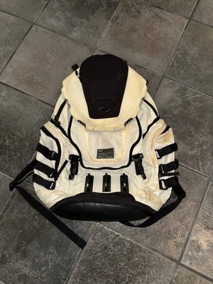 Oakley 34L Kitchen Sink Backpack - White (92060A-685) Pre Owned - Image 1 of 4