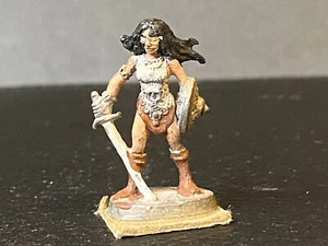 DnD RPG Femmina combattente/guerriero miniatura/figurina vintage in metallo - Foto 1 di 4
