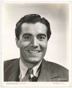 Kenneth Ferrill, retrato sonriendo - 19574 - Imagen 1 de 1