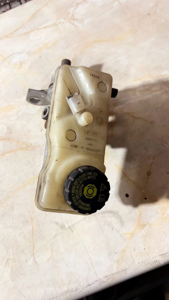 Renault Megane 2004 Brake Master Cylinder Reservoir 320671112 - Image 1 of 4