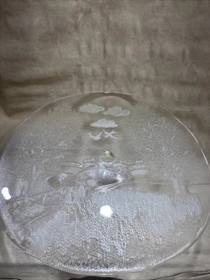 "Plato para pastel de vidrio esmerilado en relieve mamá con niña en molino de viento de campo de colección 14""" Foto 1 de 4