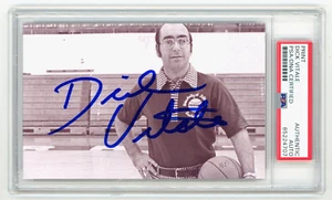 DICK VITALE Signed Detroit Titans Photo - NCAA College Basketball Coach - PSA - Picture 1 of 2