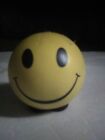 Ball de compression visage heureux service avec un sourire.