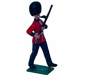 Herald toy soldier England 1950s vtg Britain Queen guard marching band flute obo