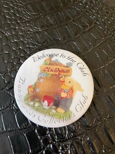 BOTÓN PINBACK DE PROMOCIÓN DE 3" DE COLECCIÓN #69 - CLUB DE COLECCIONISTAS DE DEDOS DE CONEJO - Imagen 1 de 1