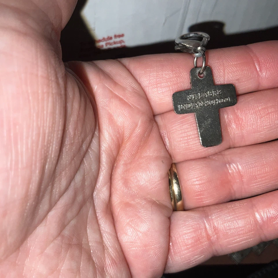 Escuela India St. Labre Cruz Incrustación Púrpura Clase de 2000 Foto 1 de 4