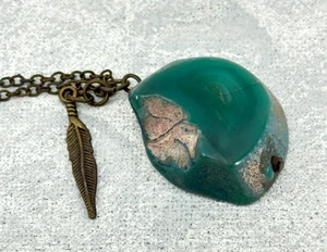 Collar Colgante Piedra Ágata Forma Libre Verde 18 Pulgadas Tono Latón Cable Eslabón Cadena - Imagen 1 de 9