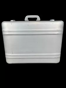 Zero Halliburton Aluminum Case Large w/ Original Inserts 24 X 18 X 7 Must See - Picture 1 of 18