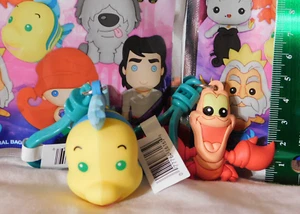 2 kleine Meerjungfrau Tasche Clips: Flunder Fisch & Sebastian Krabbe Disney Serie - Bild 1 von 12